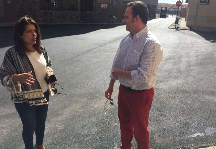 Imagen de archivo de la alcaldesa Carmen Hernández y el edil Eloy Santana, en unas recientes obras de asfaltado de calles en La Garita (Foto TA)